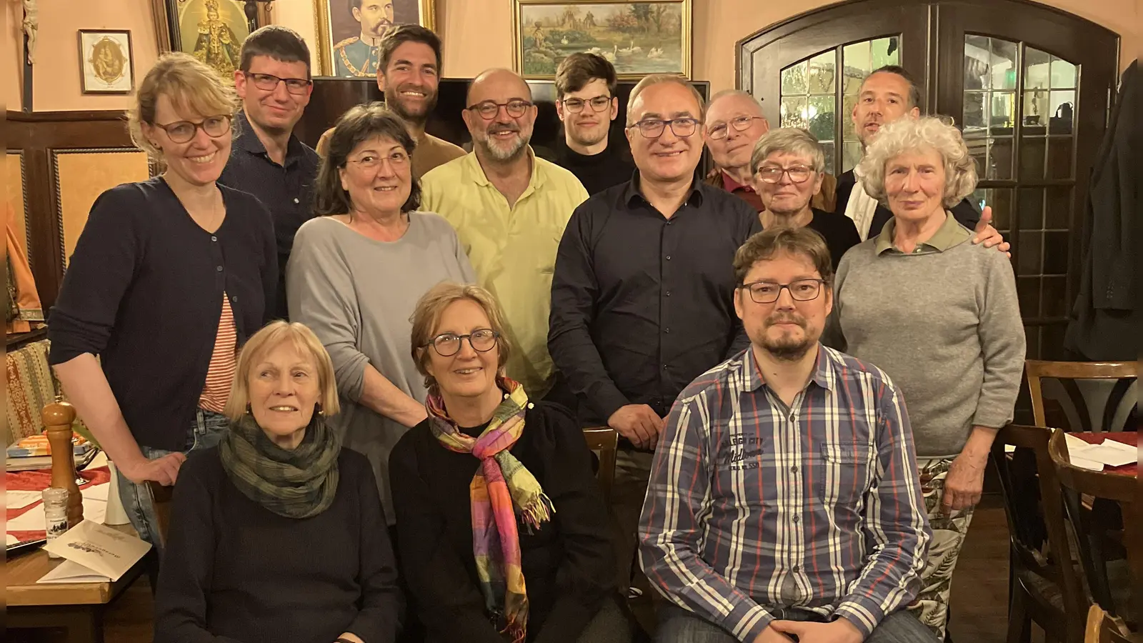 Der Vorstand der Ortsvereins der SPD Neuhausen besteht aus 16 Personen, darunter Vorsitzender Jörn Retterath (3. Reihe links) sowie die stellv. Vorsitzenden Anna Lena Mühlhäuser (2. Reihe links) und Sebastian Stammler (nicht im Bild). (Foto: SPD Neuhausen)