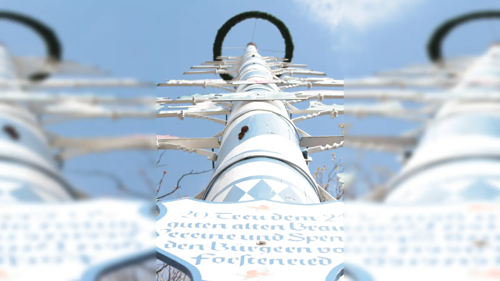 Der Maibaum im Dorfkern Forstenried. (Foto: job)