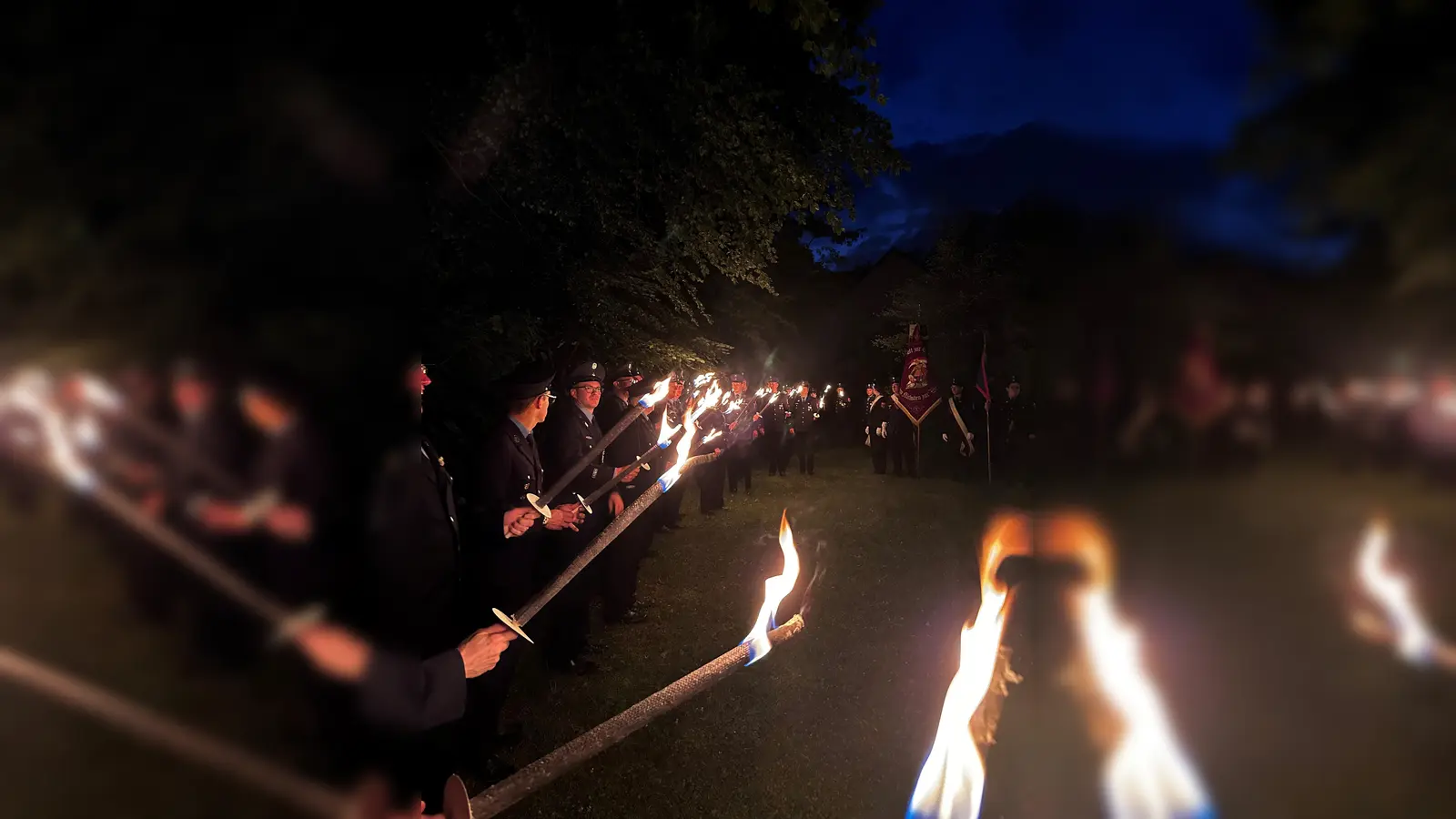 Mit einem Fackelzug ehrte die FFW Planegg Peter Heizer, langjähriges Mitglied und Ehrenkreisbrandmeister. (Foto: FFW Planegg)