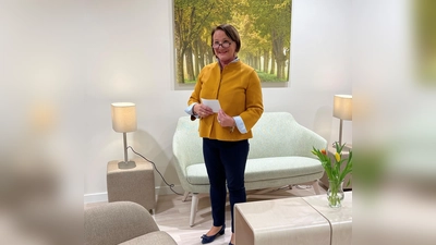 Verena von Plettenberg gewährte beim Pre-Opening der Palliativstation den Gönnern und Spendern einen Einblick in die neuen Räumlichkeiten. (Foto: hw)