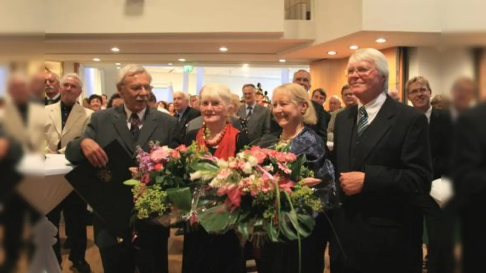 „Ohne den Rückhalt in der Familie wäre der jahrzehntelange unermüdliche Einsatz für die Gemeinde nicht möglich gewesen“, betonte Christoph Göbel und überreichte den Ehefrauen der Geehrten Dankesblumen. V.l. Josef und Herta Schmid, Christa und Eberhard Reichert. (Foto: US)
