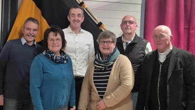 Bilden den Vorstand der Kolpingsfamilie Höhenrain (v.l.): Elmar Buchner (Kassier), Helga Müller (2. Vorsitzende), Markus Pfeiffer (1. Vorsitzender), Elke Diehl-Skell (Geistliche Leitung), Robert Stefke (Kultur und Freizeit) und Pater Joseph Posch (Präses).  (Foto: Kolpingsfamilie Höhenrain)