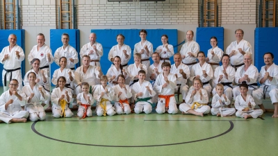 Die Karatekas des SC Eching freuten sich über den Besuch drei renommierter Gasttrainer. (Foto: SC Eching Karate)