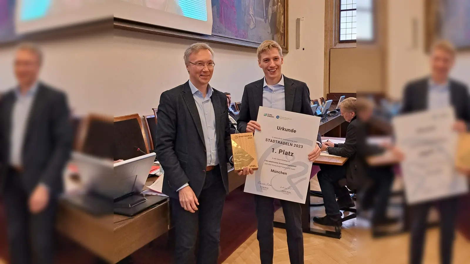 Mobilitätsreferent Georg Dunkel (l.) überreichte Bürgermeister Dominik Krause stellvertretend für den gesamten Münchner Stadtrat die Siegerurkunde. (Foto: Mobilitätsreferat)