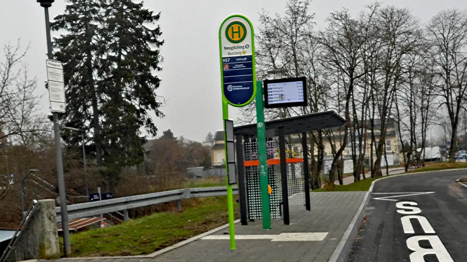 Barrierefrei umgebaut: die Bushaltestelle an der S-Bahn-Station Neugilching. (Foto: Gemeinde Gilching)