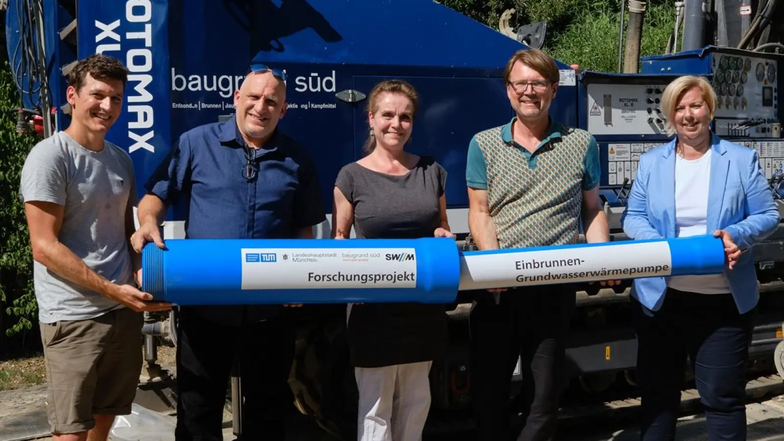 Baubeginn für das innovative Wärmeprojekt „made in München“ (v.l.): Dr. Manuel Gossler (SWM Projektleiter), Dr. Kai Zosseder (TU München), Baureferentin Dr.-Ing. Jeanne-Marie Ehbauer, Stadtschulrat Florian Kraus und Dr. Karin Thelen (SWM Geschäftsführerin Regionale Energiewende). Die ineinandersteckenden Rohre symbolisieren den Aufbau des Einbrunnensystems. (Foto: SWM/Matthias Rothe)