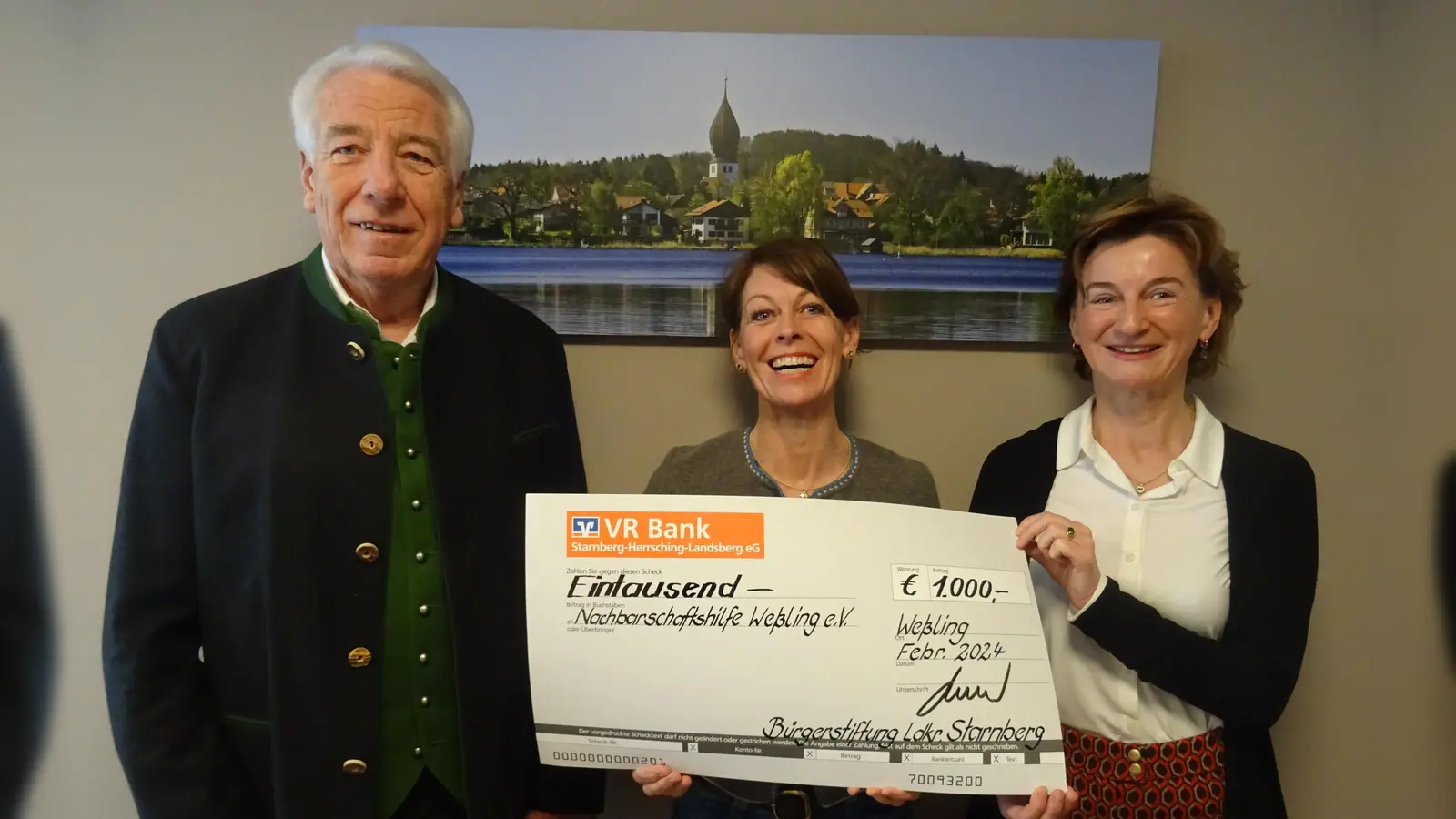 Die barrierefreie Terrassengestaltung kann in Auftrag gegeben werden: v.l. Gustav Huber (Geschäftsführer Bürgerstiftung), Julia Hager (Leitung Tagespflege), Barbara Scheitz (Vorstand Bürgerstiftung) (Foto: Bürgerstiftung)