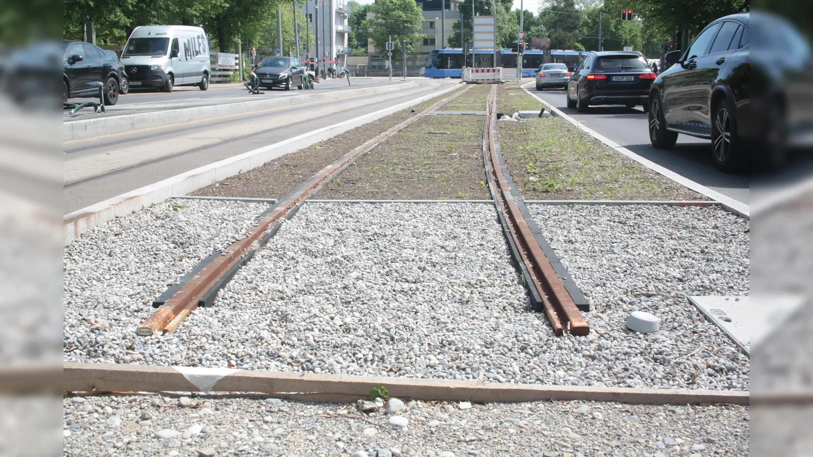 Vom Romanplatz bis zur Gaßnerstraße ist ein ganz kleines Stück Westtangente schon fertig. Hier wird 2027/28 der durch die Wotanstraße verlaufende Gleisabschnitt angeschlossen. (Foto: job)
