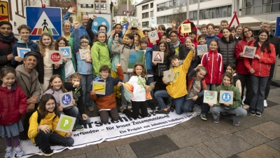 Kinder und Jugendliche präsentierten die „Verkehrsschilder der Gerechtigkeit“ auf dem Kirchplatz in Starnberg.  (Foto: Volker Rebhan)