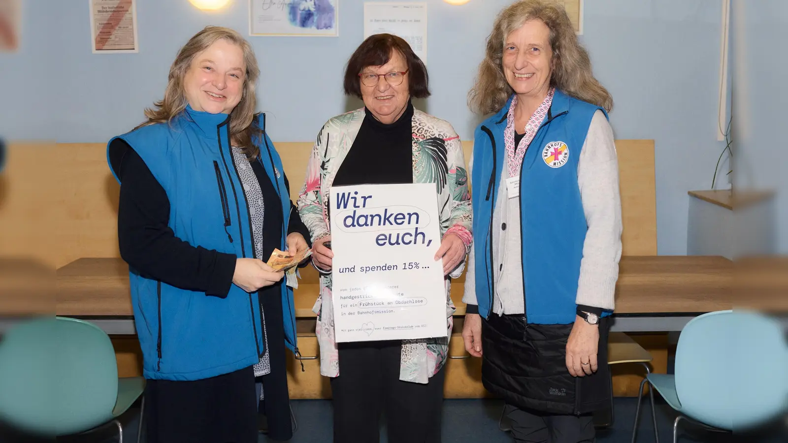 Siegi Schmalzgruber übergab die Spende an Barbara Thoma (links) und Bet­ti­na Spahn (rechts), die Leiterinnen der Bahnhofsmission. (Foto: ASZ)