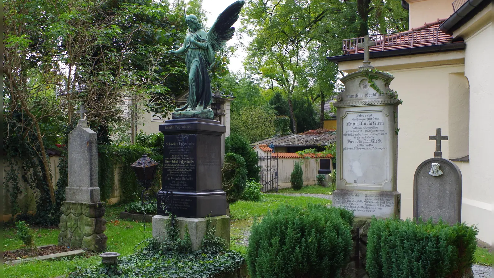 Der Engel auf dem Grabstein der Familie Eggenhofer zählt seit rund 150 Jahren zu den markanten Skulpturen am Friedhof von St. Ulrich. Nähere Infos dazu bietet der neue „Kunstführer Laim“. (Foto: Beatrix Köber)