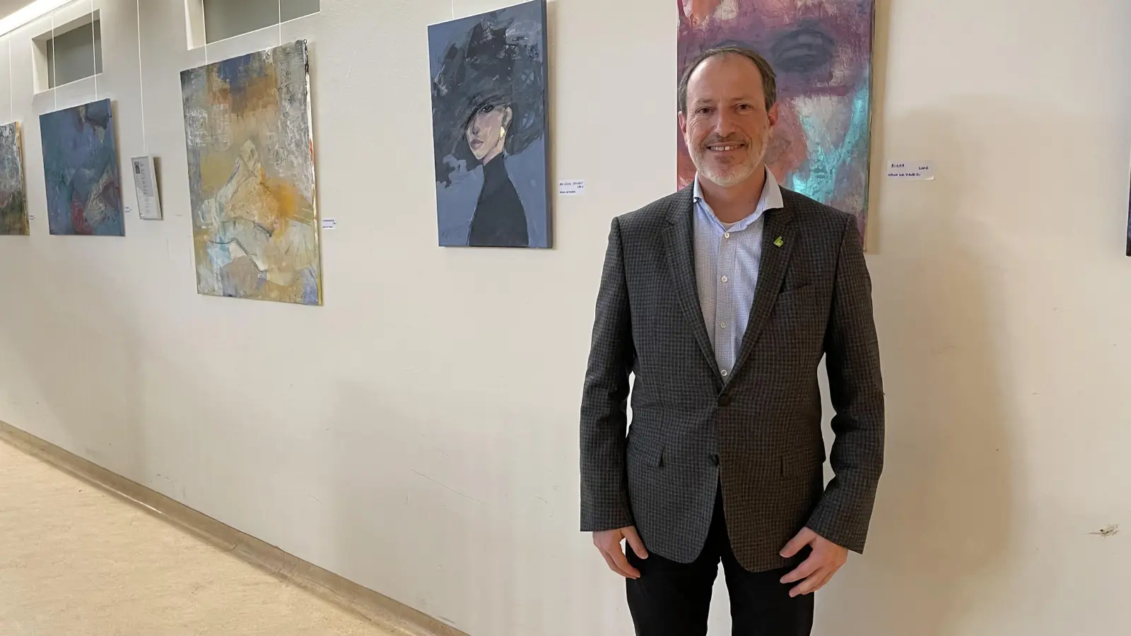 Bürgermeister Christoph Schmid eröffnet auch in diesem Jahr wieder die Ausstellung „Kunst im Schaufenster”.  (Foto: hw)