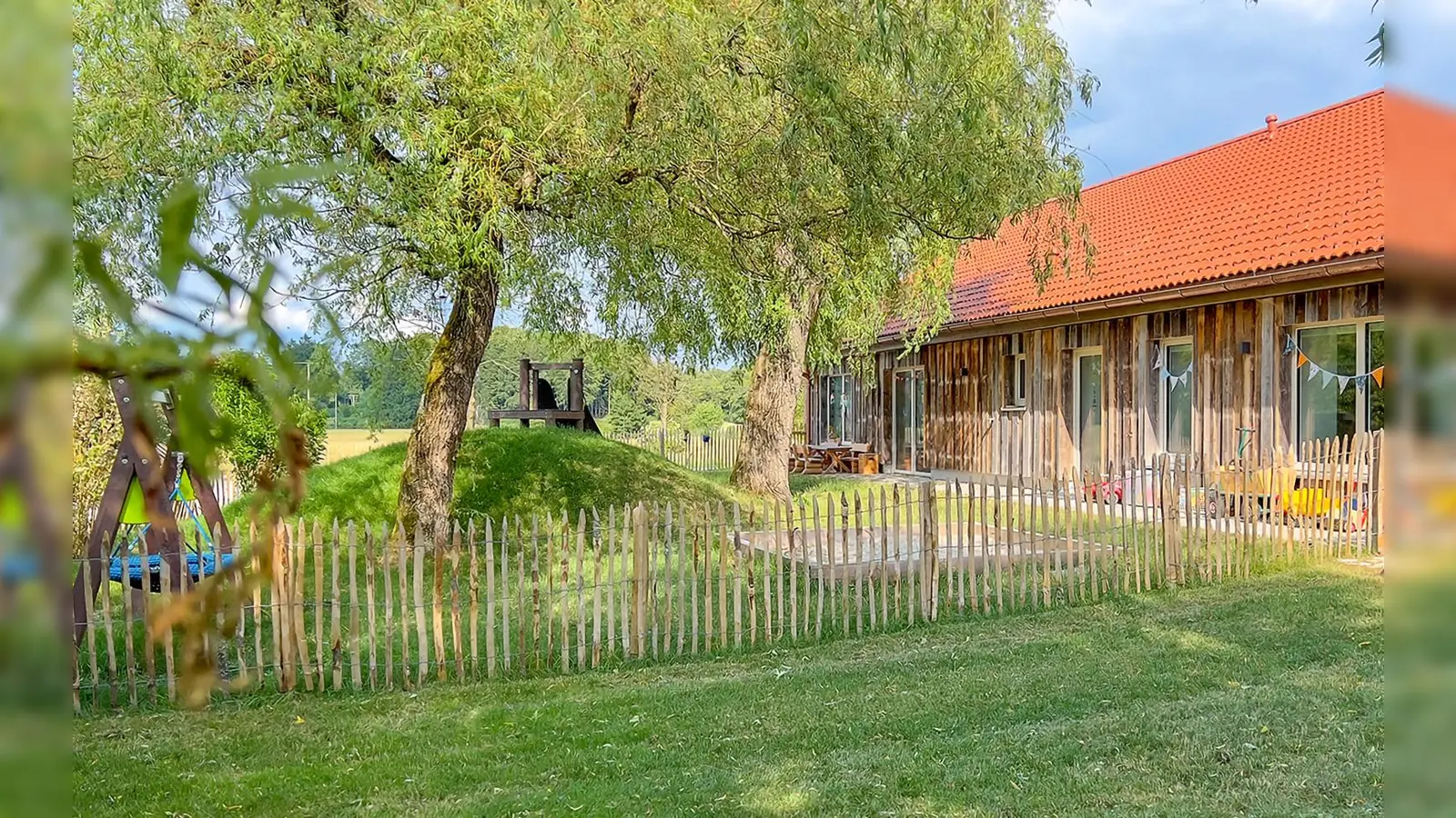2022 nahm die Kinderkrippe am Gut Raucherberg, die mit dem Marita-Beissel-Haus der Johanniter kooperiert, ihren Betrieb auf. Sie bietet Platz für zwölf Krippenkinder. (Foto: Johanniter Oberbayern)