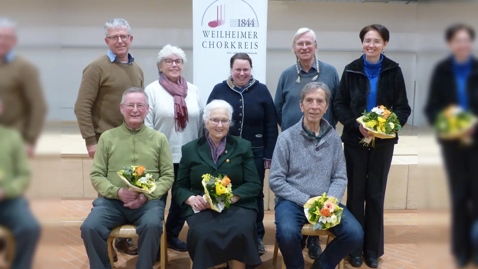 Der Vorstand (hinten von links: Ingo Remesch, Annemarie Klix, Bettina Obernöder und Hartmut Gast) zeichneten Monika Reitzer (vorne Mitte) und Ernst Lobisch (vorne rechts) als Ehrenmitglieder aus. Chorleiterin Elisabeth Reitzer (rechts) und Sänger Hans Heck (links vorne, seit zehn Jahren Mitglied) erhielten einen Blumenstrauß. (Foto: Bruno Schuler/Ingo Remesch)