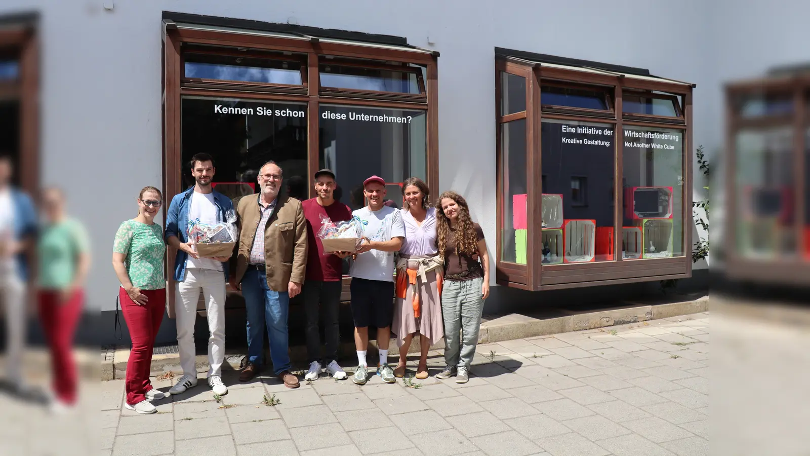 Die Unterstützer des Projekts (v.l.): Ireen Schaffer, Mark-Oliver Pfeifer (IG BAUPHYSIK), Brgm. Dr. Stefan Straßmair. Marc Thalberg, Johannes Roth, Nina Sponer und Jasmin Hefele (Not Another White Cube). (Foto: Gemeinde Hohenbrunn)