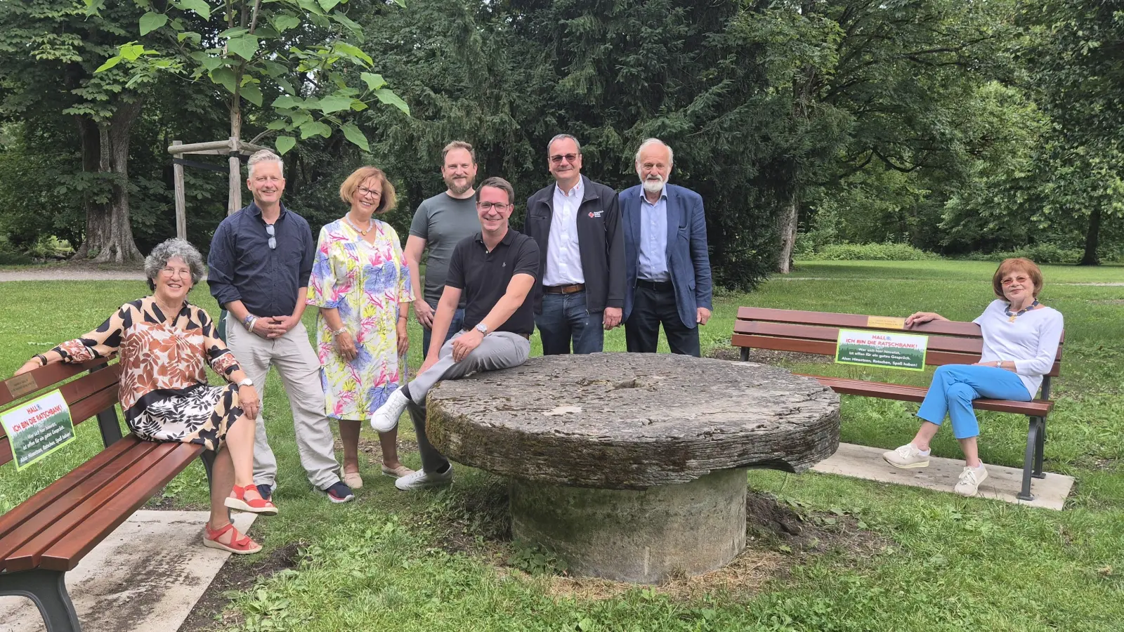 Freude über die beiden neuen Ratschbänke im Schlosspark: Barbara Weisser (Seniorenbeirätin), Sebastian Hofmüller (Gemeindemitarbeiter für Vereine), Gertraud Gschwendtner (Seniorenbeirätin), Andreas Wowra (Gemeindemitarbeiter für Stadtmöblierung), Erster Bürgermeister Maximilian Platzer, Rainer Bertram (BRK-Kreisgeschäftsführer), Klaus Wagner („Gauting hilft“) und Ulrike Jung (Seniorenbeirätin). (Foto: Gemeinde Gauting)