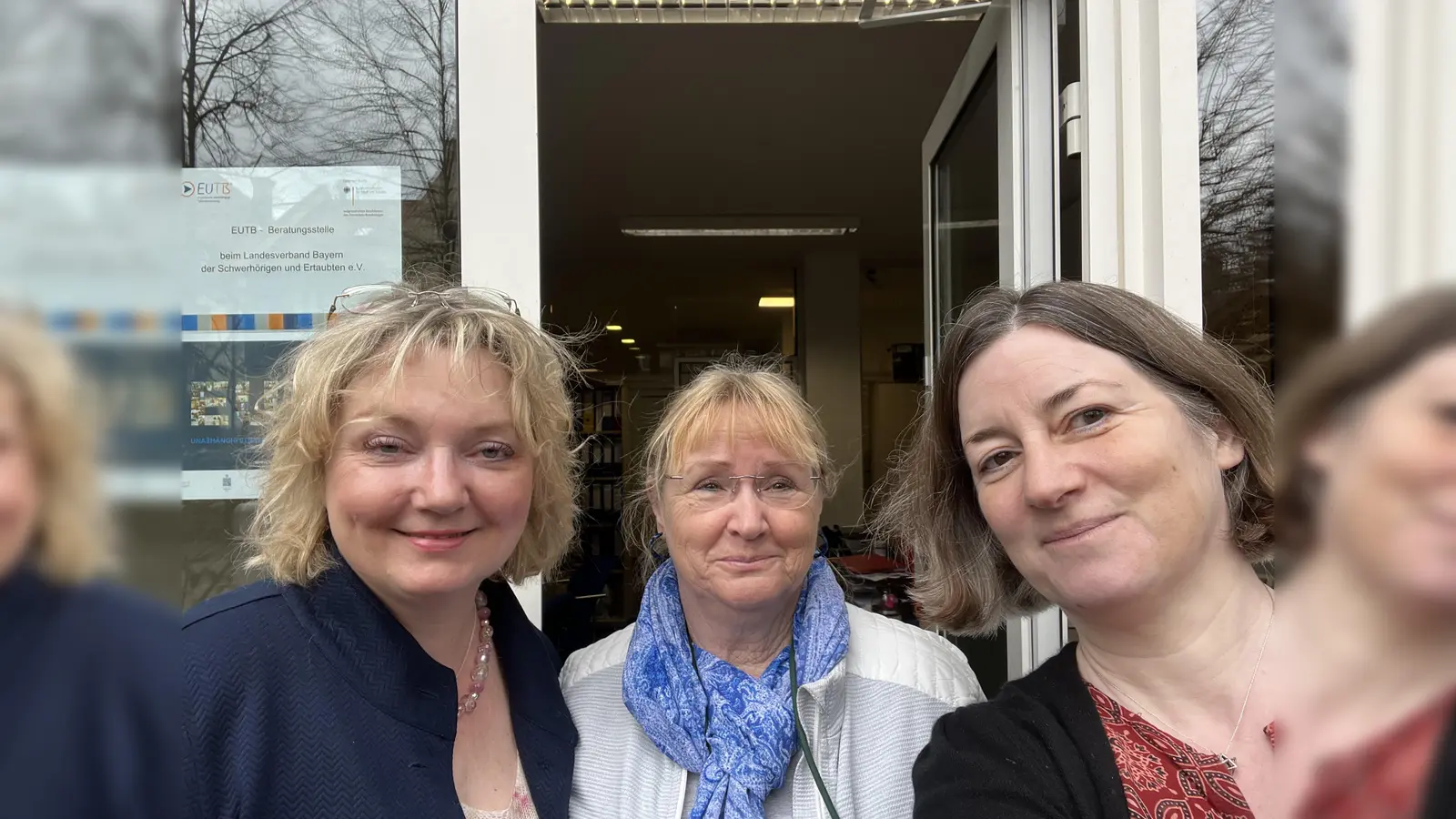 Elfi Utz, Bärbel Gehrer und Ria Berger Steiger (v. l.) beraten Ertaubte und Schwerhörige in der EUTB-Beratungsstelle.  (Foto: lvbayern-she)