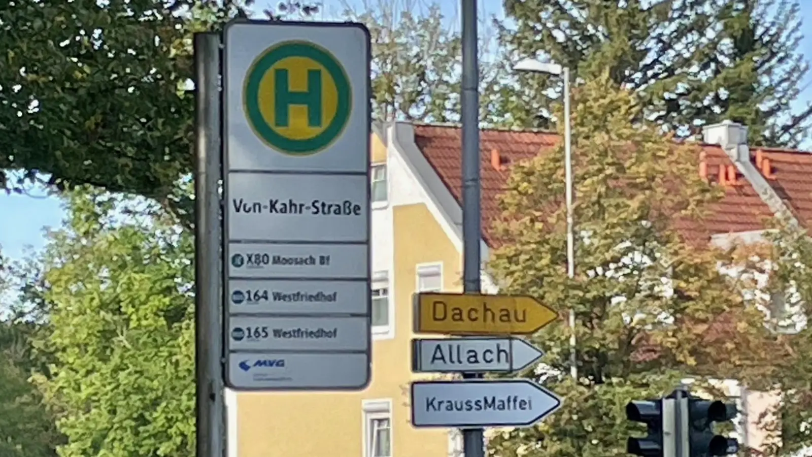 Die Von-Kahr-Straße wird wochentags derzeit nur von den Buslinien 164 und X80 angefahren. Der X80 ist ein Expressbus, der nicht überall hält. (Foto: Brigitte Bothen)