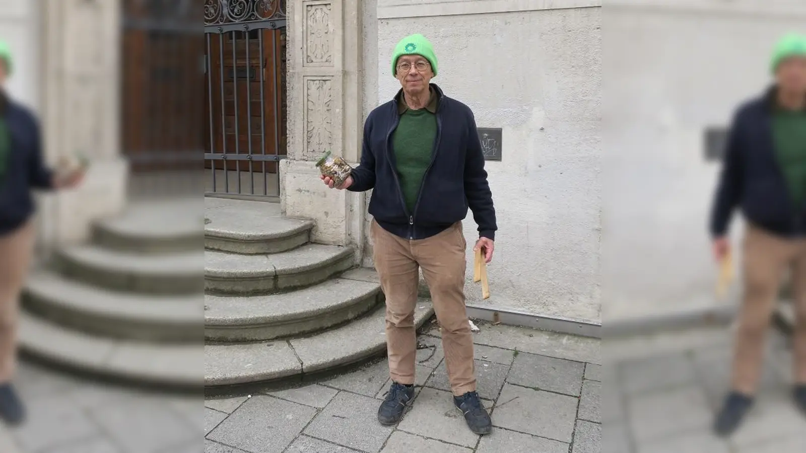 Gerhard Laub (Grüne) sammelte in nur zehn Minuten zahlreiche Zigarettenkippen und füllte damit ein ganzes Glas. (Foto: pr/ Laub)