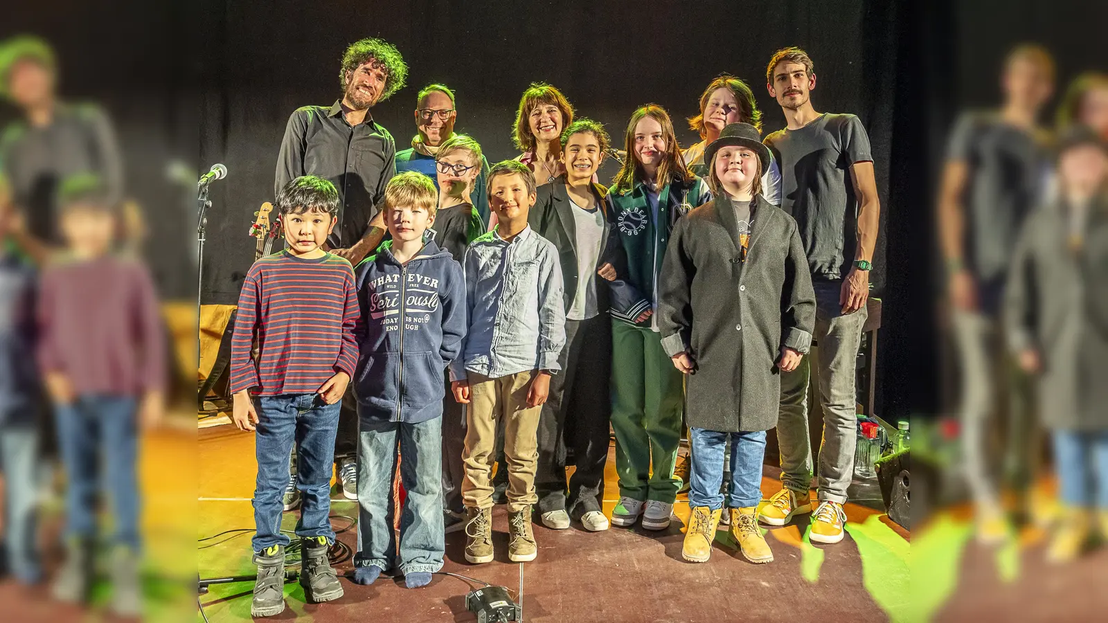 Der Kulturabend war wieder ein voller Erfolg: das Organisatorenteam Philipp Höfer (hinten links), Hala Baalbaki (hinten Mitte) und Michael Hahn (hinten rechts) mit Schulleiter Christian Albrecht (hinten, Zweiter von links) sowie einigen der jungen Künstler und den Moderatoren des Abends. (Foto: Aktion Sonnenschein/ Dirk Tacke)