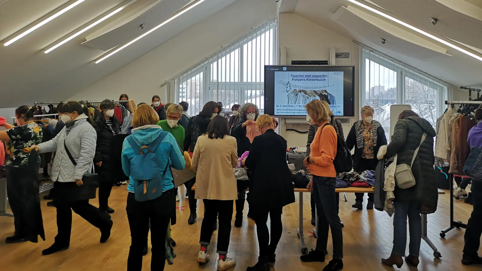 Gut besucht war die letzte Kleidertauschparty der vhs Taufkirchen. Die nächste findet am 18. April statt. (Foto: vhs Taufkirchen)