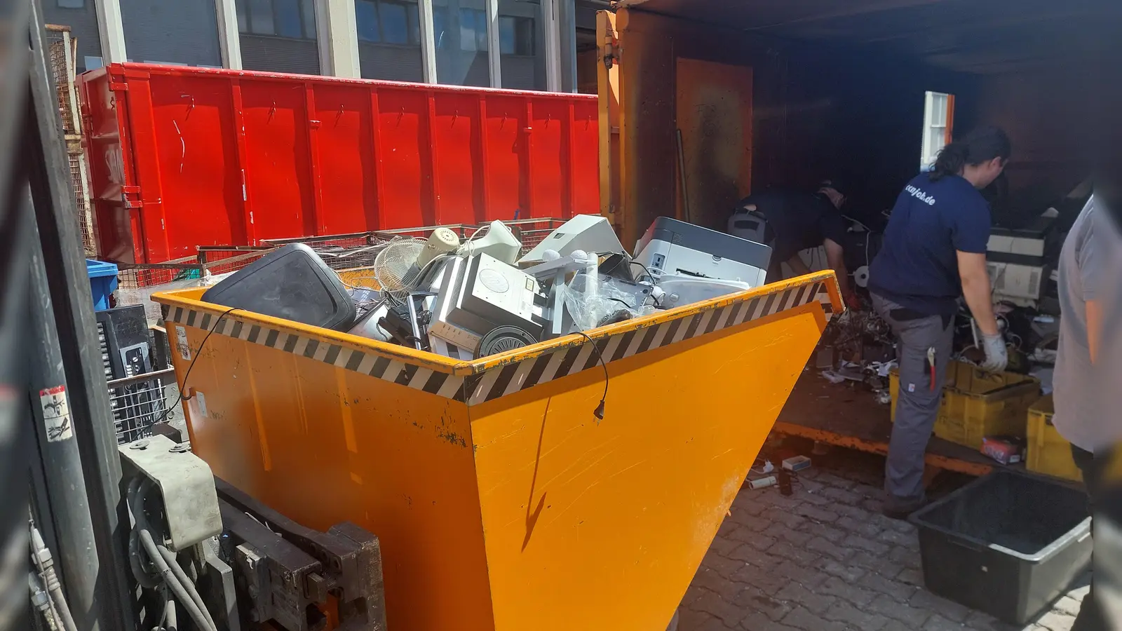 Wenn die einzelnen Container auf dem Wertstoffhof voll sind, müssen sie abtransportiert und ausgetauscht werden. Erst dann kann wieder eine Annahme erfolgen.  (Foto: bas)