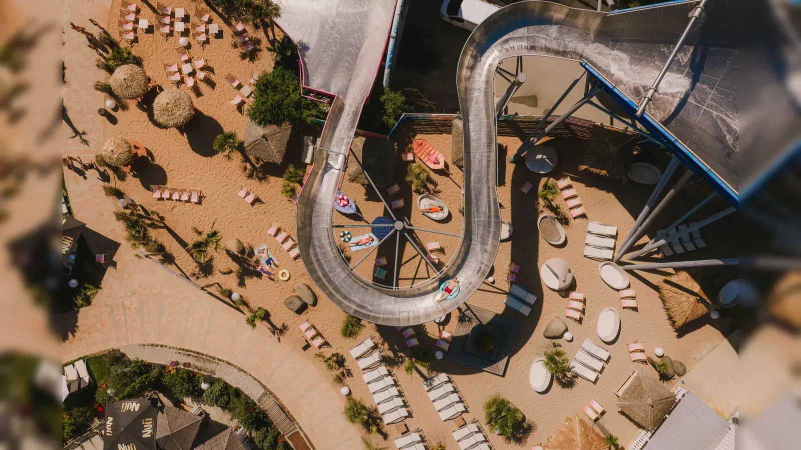 Unter dem Motto „Urlaub ohne Boardingpass – 5 Länder. 1 Sommer.“ wird die Therme Erding zu einem Ort, an dem sich Sommerurlaub, Erlebnis und Entspannung zu einem besonderen Gesamterlebnis verbinden.  (Foto: Therme Erding)