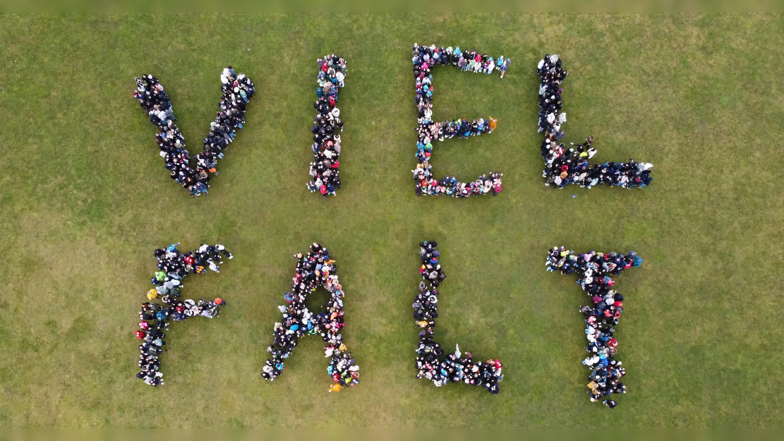 Die Schüler bildeten auf dem Sportplatz das Wort „Vielfalt“.  (Foto: MBG)