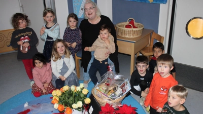 Mit einer kleinen Feier verabschiedeten sich die Kinder von „ihrer“ Erzieherin Theresia Wörndle. (Foto: Stadt Erding)