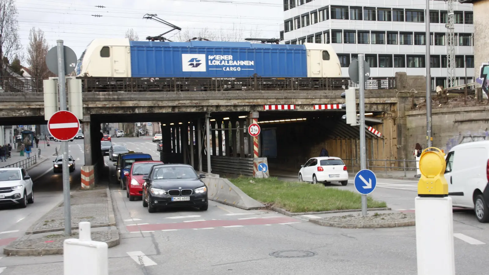 Rund ein Jahrhundert ist die Bahnbrücke am KVR (rechts hinten) alt. Jetzt wird sie ersetzt. (Foto: job)