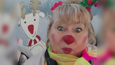 Sie schenken auch auf dem Schwabinger Weihnachtsmarkt ein Lächeln – die KlinikClowns. (Foto: KlinikClowns Bayern e.V.)