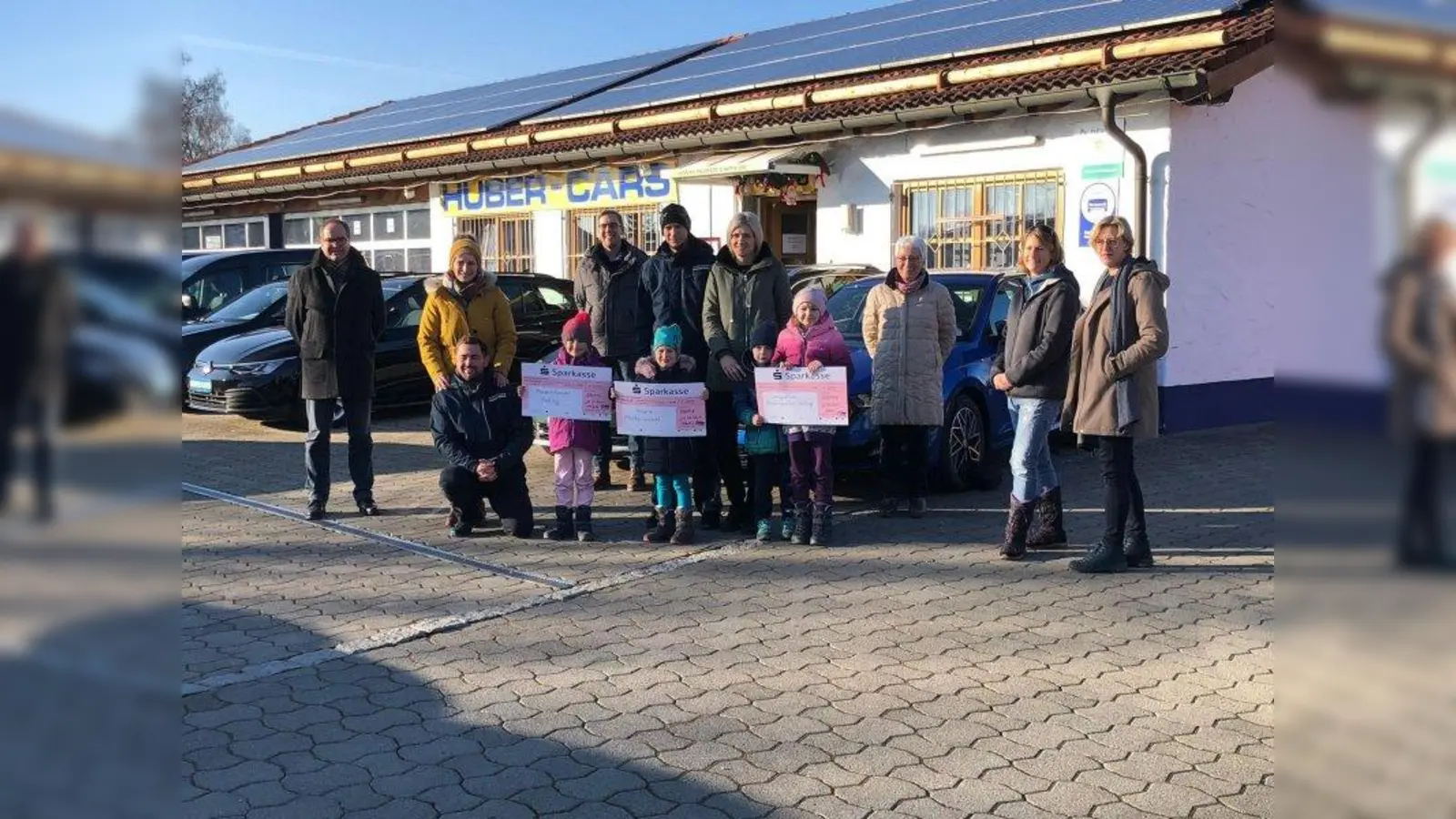 Freude über Spenden für die drei Pollinger Einrichtungen (von links): Erster Bürgermeister Martin Pape, Julia und Markus Huber mit ihren beiden Kindern, Thomas Eusemann (Schulleiter), Sanella und Michael Huber mit ihren beiden Kindern, Renate Dodell (Vorsitzende Hospizverein Pfaffenwinkel), Tessa Reich (Elternbeiratsvorsitzende) und Ruth Merk (Leitung integrativer Kindergarten Polling). (Foto: Gem)