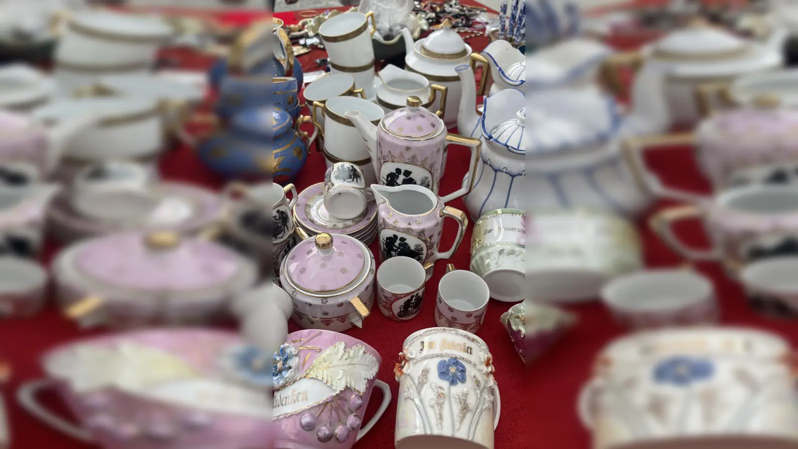 Auf dem Flohmarkt in Brunnthal findet man alte und neue Schätze. (Foto: hw)