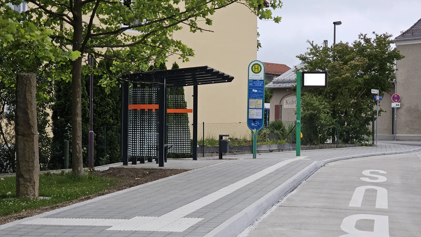 Erfolgreicher Abschluss: Die Bushaltestelle Gilching-Argelsried ist fertig. (Foto: Gemeinde Gilching)