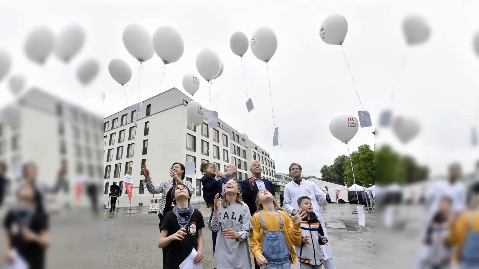 Bei der Einweihung der neuen Frauen- und Kinderklinik lassen Petra Geistberger (Geschäftsführerin MüK), Dr. Götz Brodermann (Vorsitzender der Geschäftsführung), OB Reiter und Oberarzt Prof. Nikolaus Rieber (v. l.) gemeinsam mit Kindern Ballons mit guten Wünschen steigen.  (Foto: München Klinik)