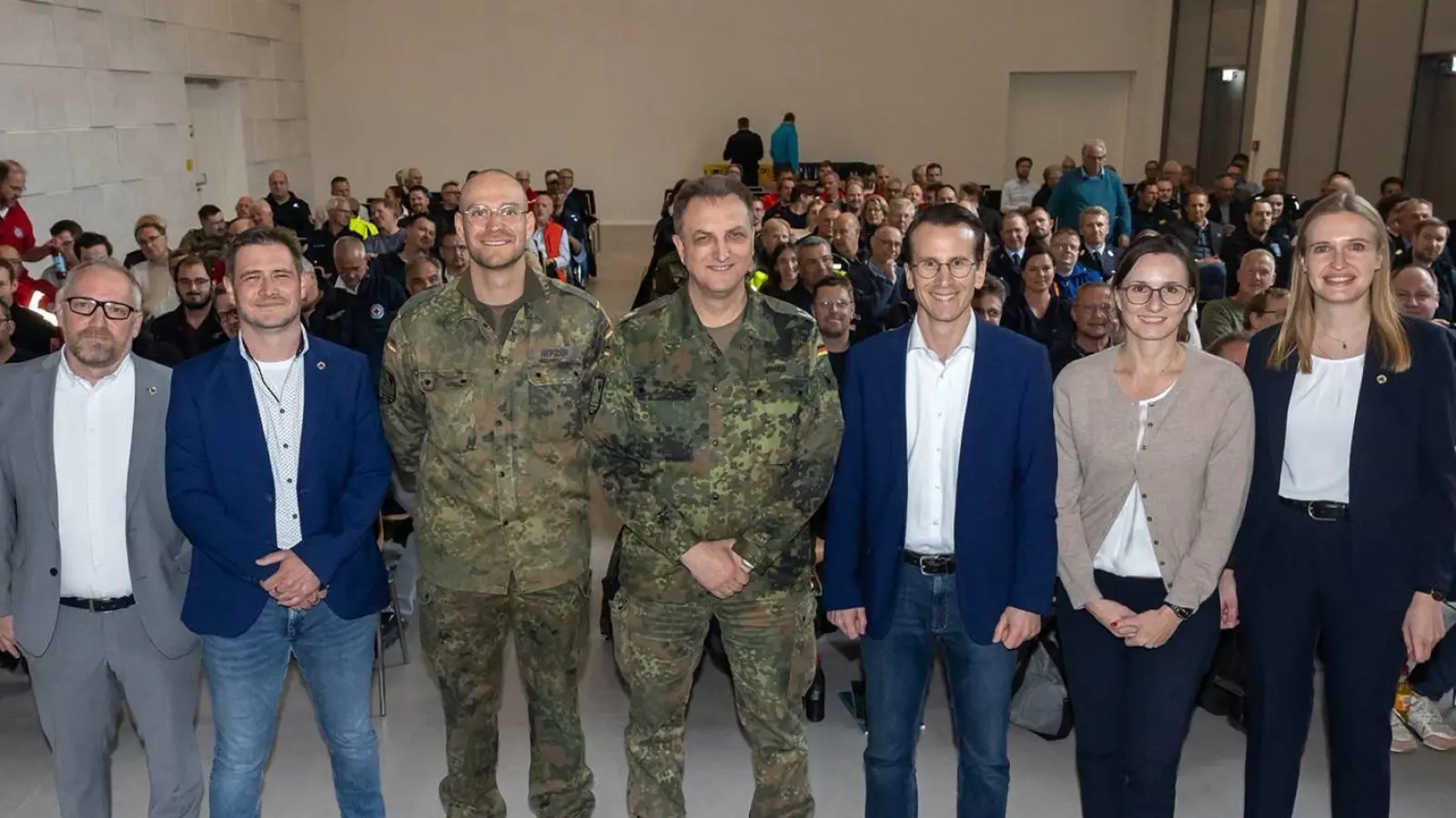 Empfingen eine große Teilnehmerrunde in Pöcking (v.l.): Katastrophenschutzplaner Roland Schwankhart und der Leiter des Fachbereichs Öffentliche Sicherheit und Ordnung im Landratsamt,Thomas Laven, Oberleutnant Louis Herzer und Oberstleutnant Roman Irmer, Landrat Stefan Frey, Susann Schäuble vom Bayerischen Innenministerium und Geschäftsbereichsleiterin für Öffentliche Sicherheit und Ordnung im Landratsamt, Esther Thallinger. (Foto: Landratsamt Starnberg)