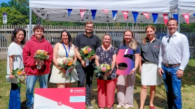 Freuten sich über fünf Jahre Kinderhaus (v.l.): Alessandra Renie (Kita Krailling), Conny Markert (Kita Krailling), Talia León (Einrichtungsleiterin), Maximilian Loy (Kita Krailling), Sandra Oberhofer (Kita Krailling), Julia Wenk (stv. Sachgebietsleiterin Kindereinrichtungen Johanniter Oberbayern), AlexandraReinhart (Mitglied im Regionalvorstand der Johanniter Oberbayern) sowie Stefan Göttlinger (1. Bürgermeister Gemeinde Krailling). (Foto: Gemeinde Krailling)