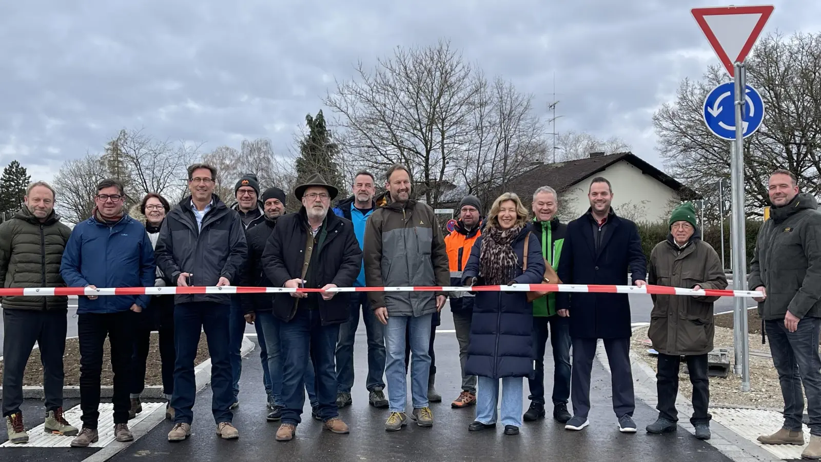 Bürgermeister Dr. Stefan Straßmair (4.v.l.) und 3. Bürgermeisterin Regina Wenzel (4.v.r.) eröffneten gemeinsam mit zahlreichen Projektverantwortlichen den neuen Verkehrskreisel in Hohenbrunn. (Foto: hw)