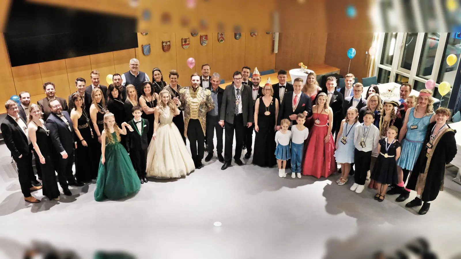 Der unermüdliche Einsatz der Vereine wird durch den Landrat gewürdigt. (Foto: LRA Erding)