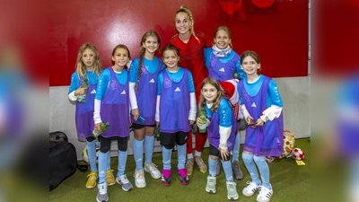 FC Bayern-Profifußballerin und Nationalspielerin Giulia Gwinn nahm sich nach der Partie Zeit für die Mädchen von „Mädchen an den Ball”.  (Foto: Bernd Feil/M.i.S./ Biku e.V.)