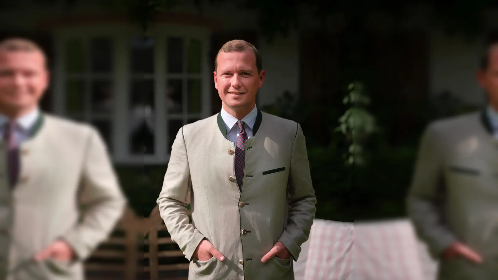 Franz Inselkammer jun., der 6. Bräu von Aying, gratuliert den Münchner Wochenanzeigern zum Jubiläum.  (Foto: (c)BrauereiAying_SorinMorar)