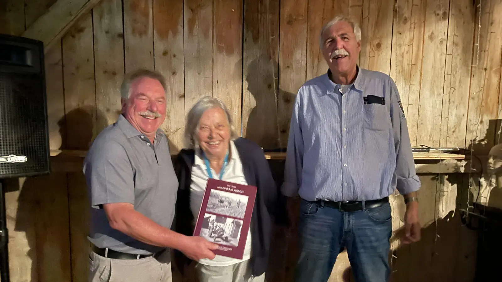 Innings Bürgermeister Walter Bleimaier hat sich sein Buch gesichert. Es freuen sich Jutta Göbber und Autor Robert Volkmann, (Foto: pst)