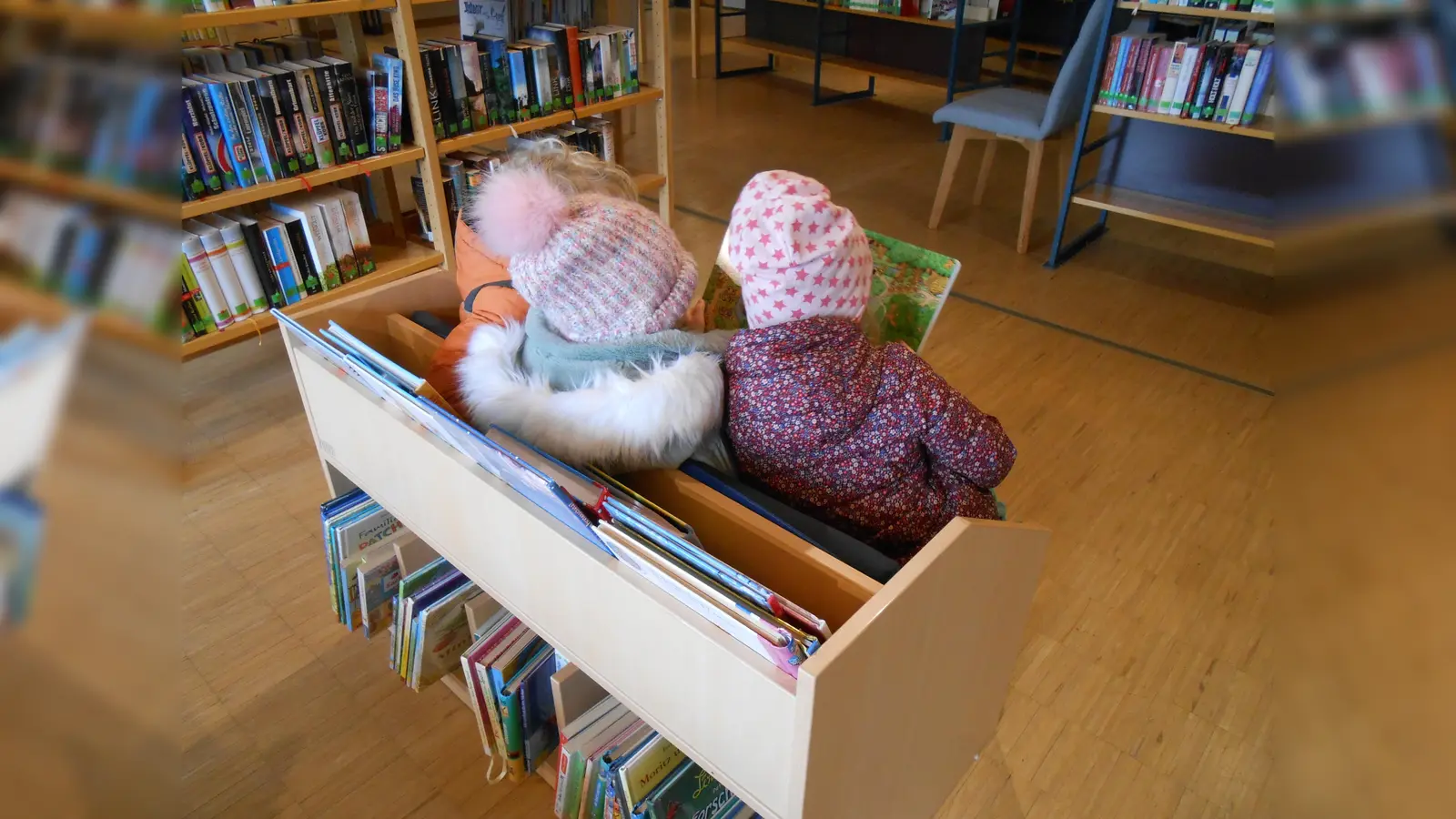 Die kleine Bank ist wie gemacht dafür, gemeinsam in ein Bilderbuch zu schauen. (Foto: Bücherei)