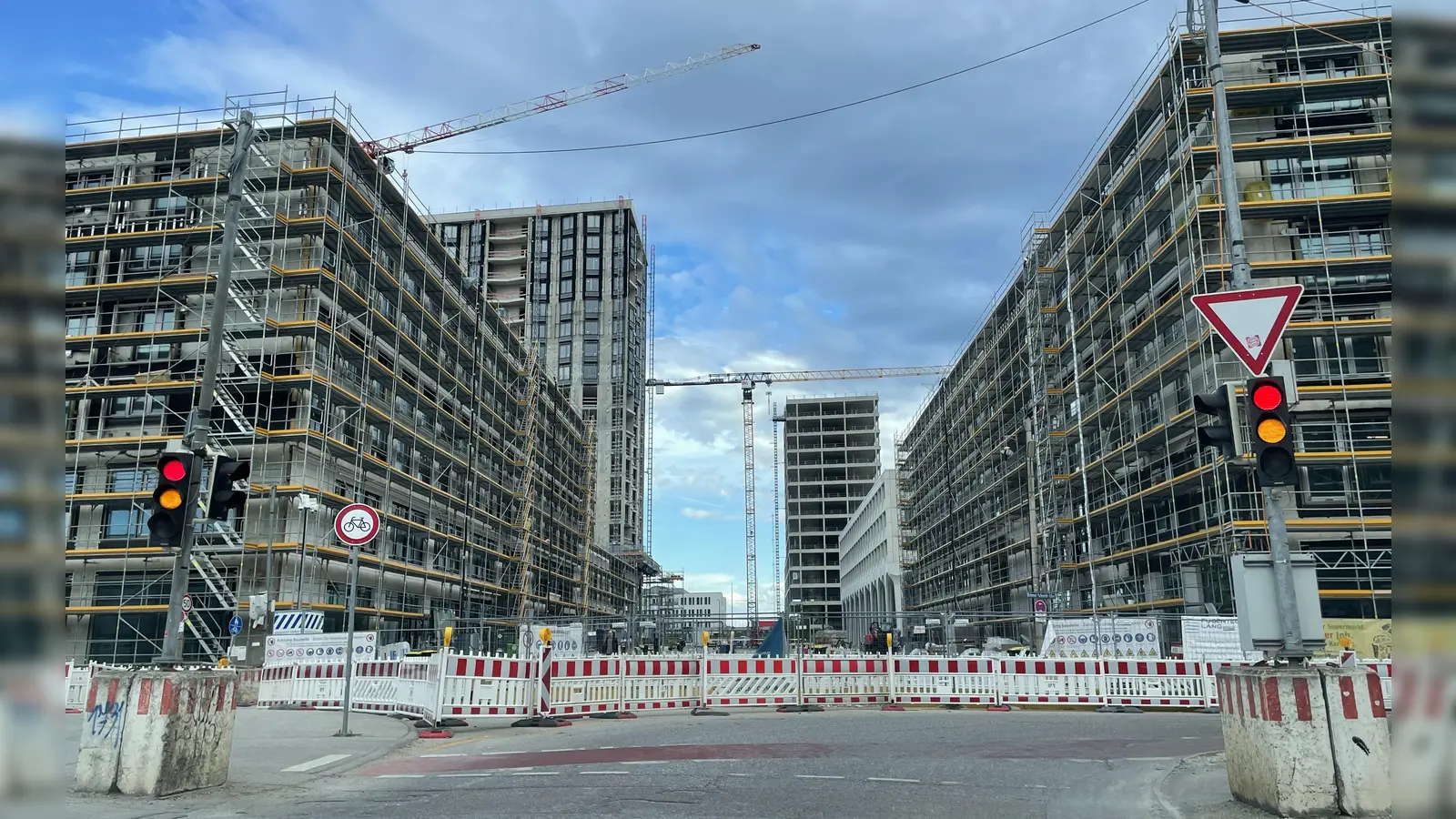 Die Ampel steht auf „gelb”. Bald wird für die neuen Straßen in Freiham „grün” gegeben.  (Foto: pst)
