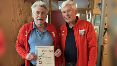 Harald Dietrich (l.) ist seit 60 Jahren aktives Mitglied im SC Wörthsee e.V. und immer noch als Trainer im Einsatz. 1. Vorsitzender Hans-Erdmann v. Roedern dankte für die Treue. (Foto: SC Wörthsee e.V.)