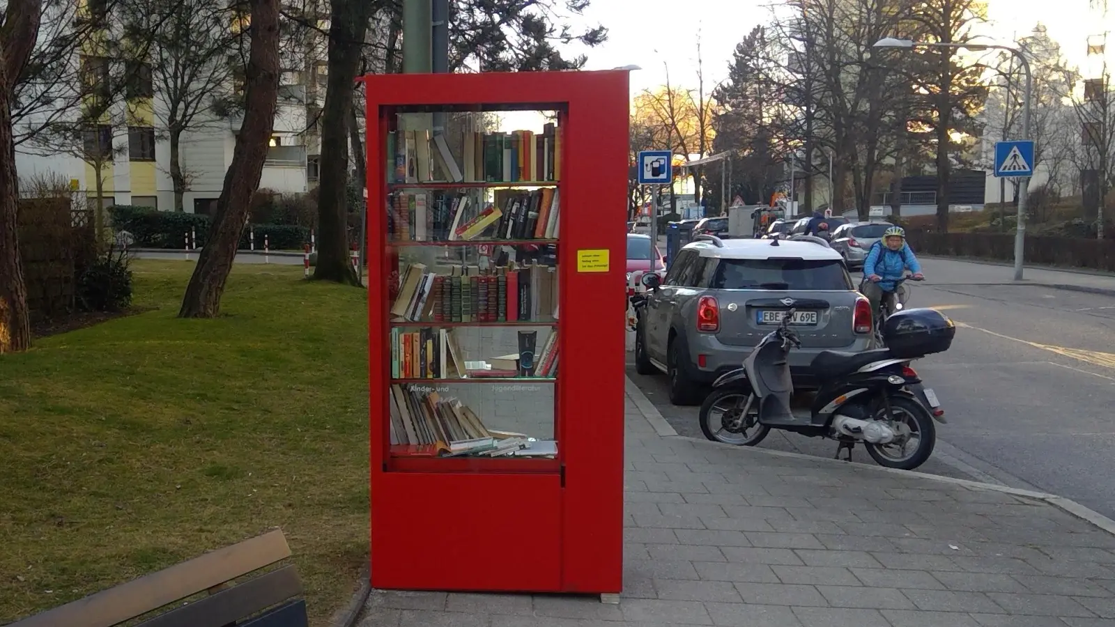 Den Bücherschrank am Kustermannpark gibt es seit nunmehr vier Jahren. (Archivbild: bas)