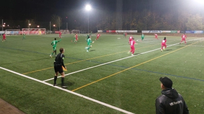 Der VfB Forstinning (rot) darf - wie hier 2023/24 gegen den TuS Holzkirchen - ab Sommer wieder in der Landesliga antreten. (Archivbild: bas)