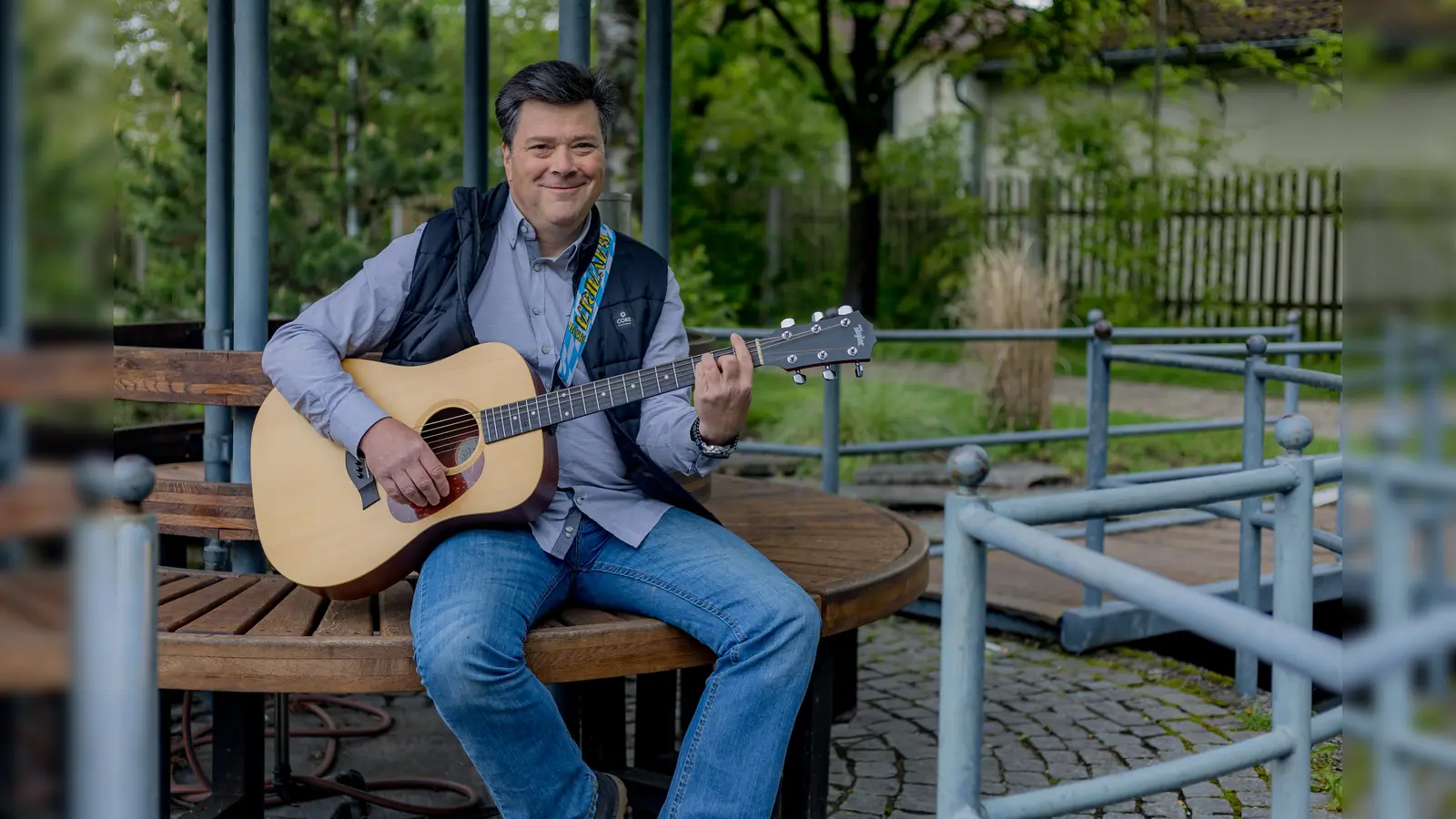 Manfred Pfeiffer hat das Lied „Du bist Haar” geschrieben. Er wohnt im Nachbarort Neukeferloh. (Foto: Janina Ruthenkolk)