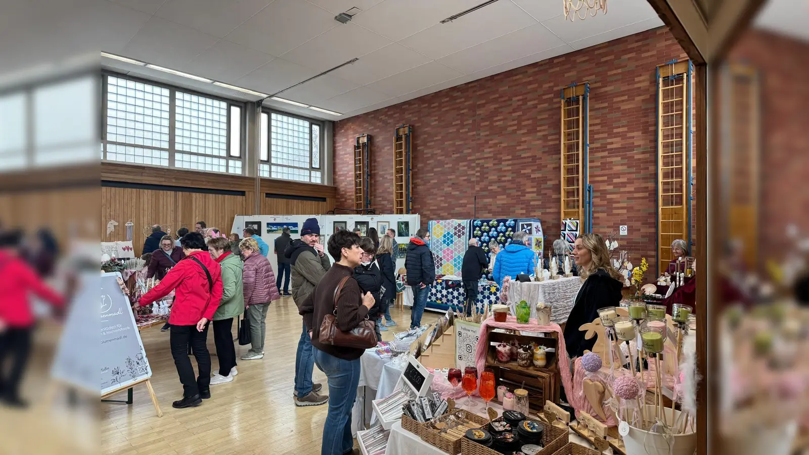 Zahlreiche Besucher nutzten die Gelegenheit, durch die Ausstellung „Hand &amp; Werk“ zu stöbern. (Foto: vhs Erdweg)