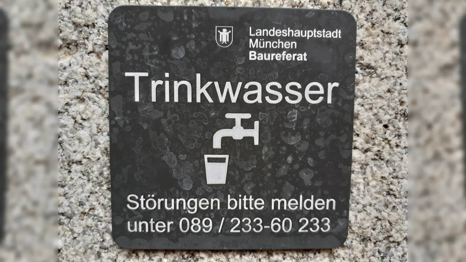 In München sprudelt frisches Trinkwasser aus dem Wasserhahn – und auch aus zahlreichen Trinkwasserbrunnen, die über die ganze Stadt verteilt sind. Damit das so bleiben kann, ist in Hitzeperioden ein sparsamer Umgang mit dem kostbaren Gut angesagt.  (Foto: mha)